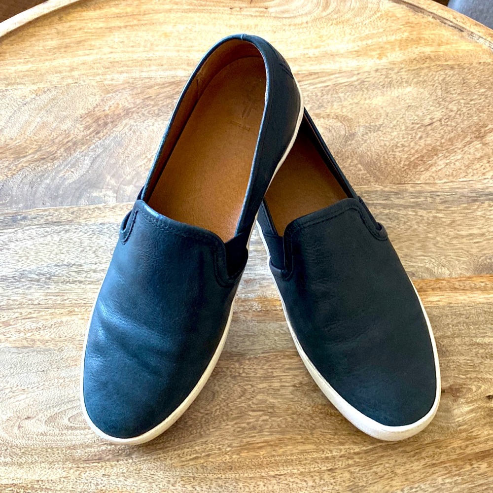 Frye slip on sneakers 🖤